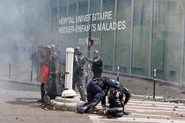 سه شنبه شب سخت برای دولت فرانسه / درگیری پلیس با معترضان / آتش زدن خودروها / شکستن شیشه فروشگاه ها