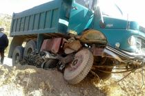 کشته شدن یک نفر در برخورد دو خودروی سنگین در جاده قم-تهران 
