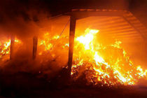 آتش سوزی انبار ضایعات فرش در کاشان /خسارت 20 میلیارد ریالی