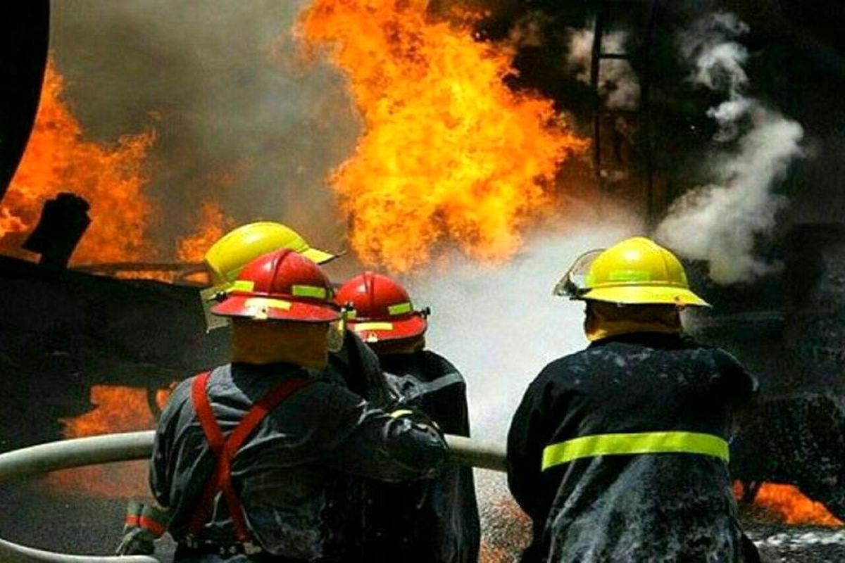مهار آتش سوزی در ساختمان سرپرستی شعب بانک ملت در اصفهان