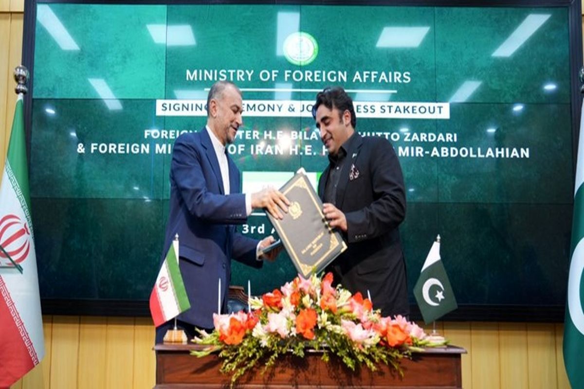 ۴ سند برنامه همکاری‌های تجاری ۵ ساله بین ایران و پاکستان امضا شد