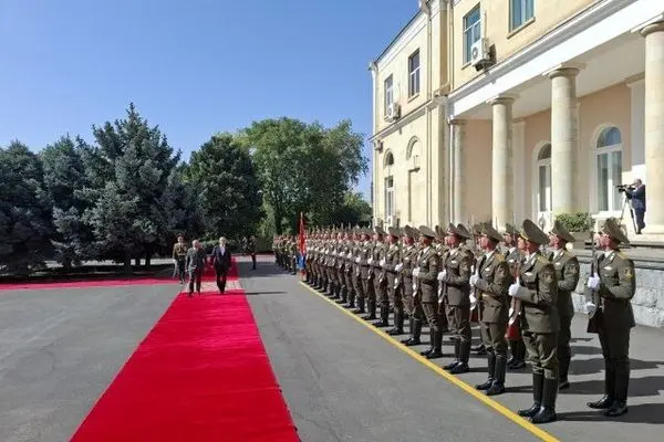رئیس جمهور ایران در ارمنستان مورد استقبال رسمی قرار گرفت