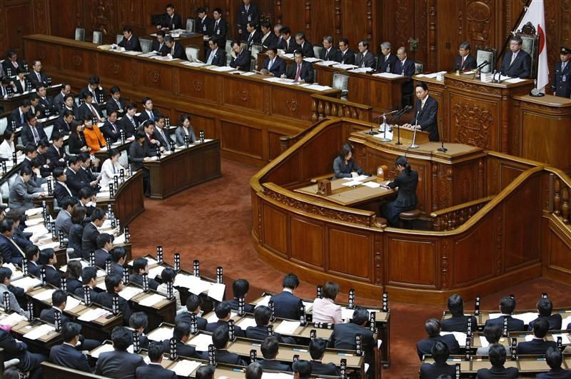 پارلمان ژاپن در اقدامی بی‌سابقه با کناره‌گیری امپراتور موافقت کرد