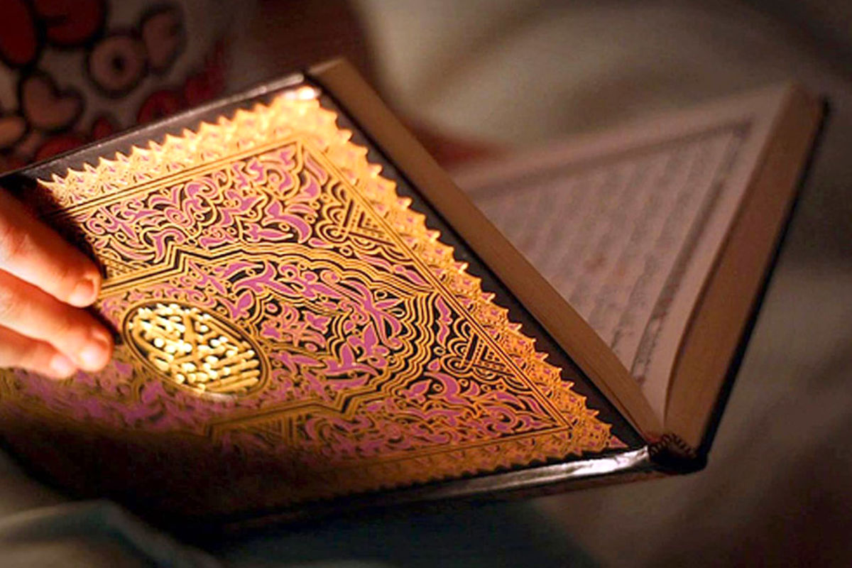 اهداء قرآن دست‌نویس مددجوی اصفهانی به آستان مبارک حضرت معصومه (س)