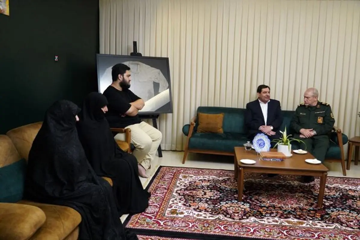 دستیار رهبری با خانواده شهید سرلشکر حاجیزاده دیدار کرد