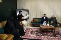 دستیار رهبری با خانواده شهید سرلشکر حاجی‌زاده دیدار کرد