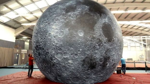 ماه در موزه به نمایش در آمد