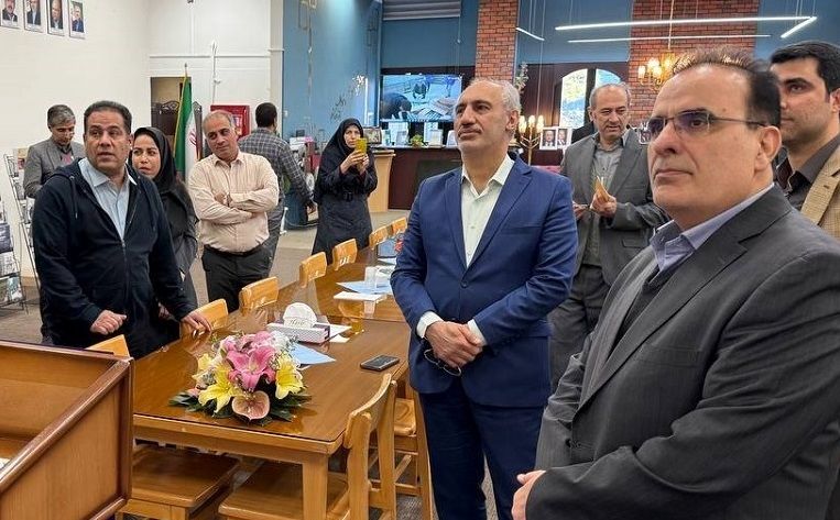 رئیس سازمان برنامه و بودجه کشور از نمایشگاه تازه‌های کتابخانه بازدید کرد