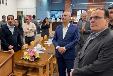 رئیس سازمان برنامه و بودجه کشور از نمایشگاه تازه‌های کتابخانه بازدید کرد