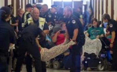 دستگیری دهها معلول معترض به بیمه ترامپ در ساختمان کنگره آمریکا