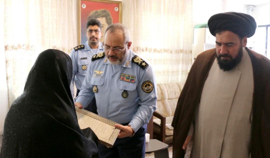 فرمانده نیروی هوایی ارتش با خانواده شهید زیر آبی آذر دیدار کرد