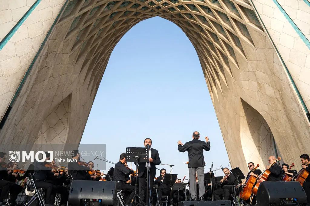 اجرای ارکستر سمفونیک تهران در میدان آزادی