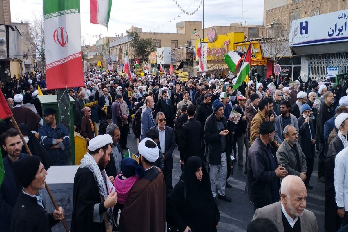 مردم قم در محکومیت جنایت تروریستی کرمان راهپیمایی کردند