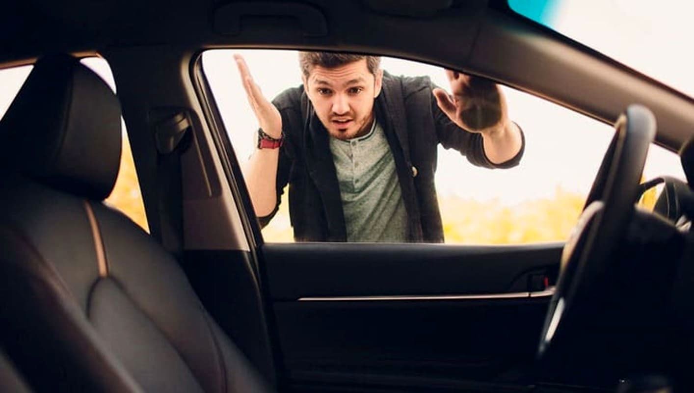 باز کردن قفل در ماشین وقتی سوئیچ را درون خودرو جا گذاشتید / در ماشین قفل شده را اینطور باز کنید + ویدئو