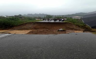 بارش شدید راه ارتباطی پنج روستا در منطقه گشت رودخان فومن را قطع کرد