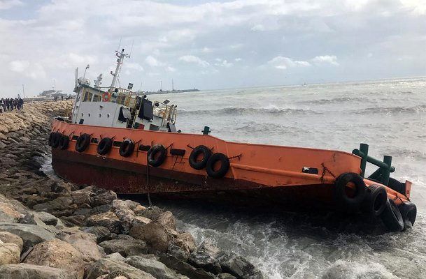 نجات جان 9 دریانورد از شناورهای به گل نشسته در بندرعباس 