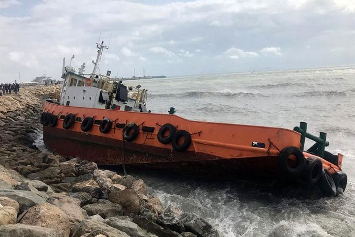 نجات جان 9 دریانورد از شناورهای به گل نشسته در بندرعباس 