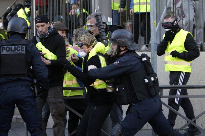 16 معترض جلیقه زرد بازداشت شدند