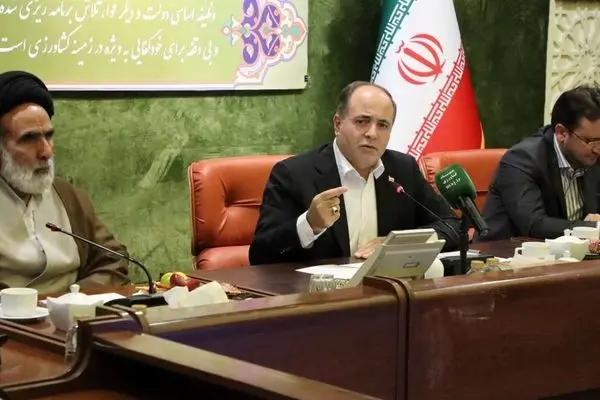 وزارت جهاد کشاورزی از تولیدکنندگان حمایت می کند و در مقابل رانت‌خواران می ایستد