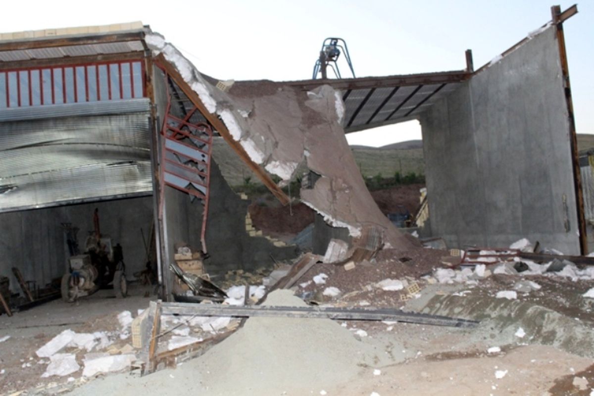 تخریب سه باب مغازه در سنندج