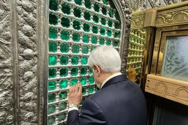 معاون اول رئیس جمهور به زیارت بارگاه نورانی امام رضا (ع) مشرف شد