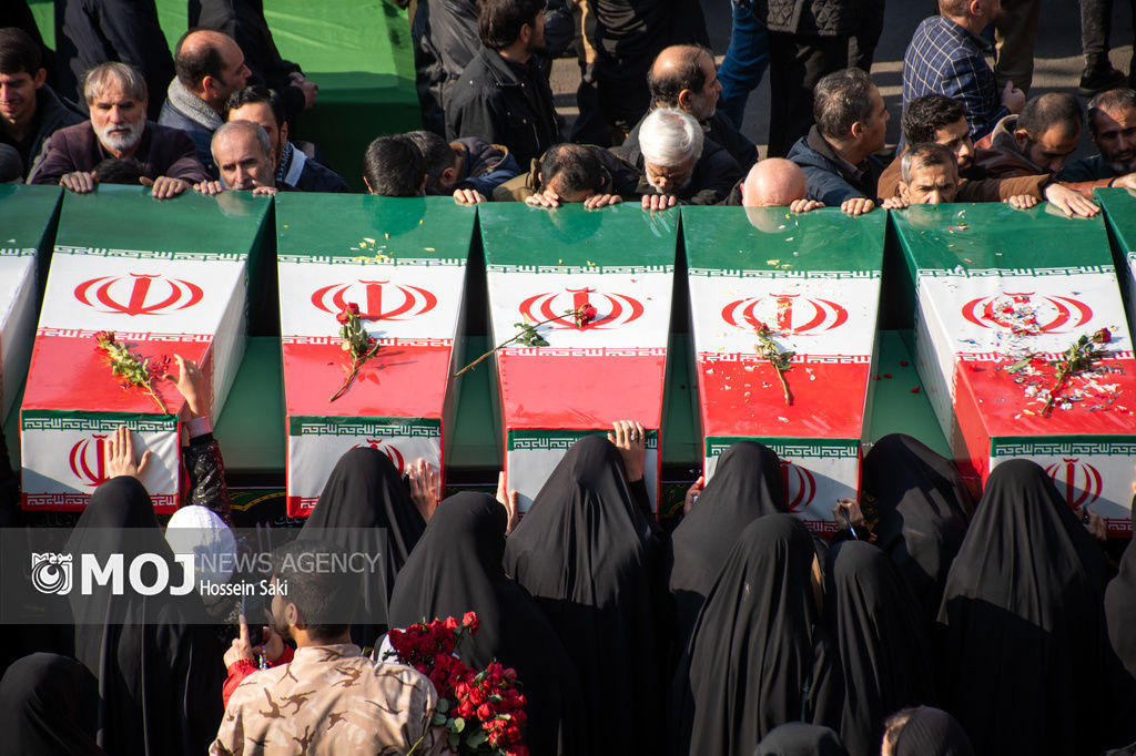 پیکر مطهر شش شهید گمنام دوران دفاع مقدس در کرمانشاه تشییع شد