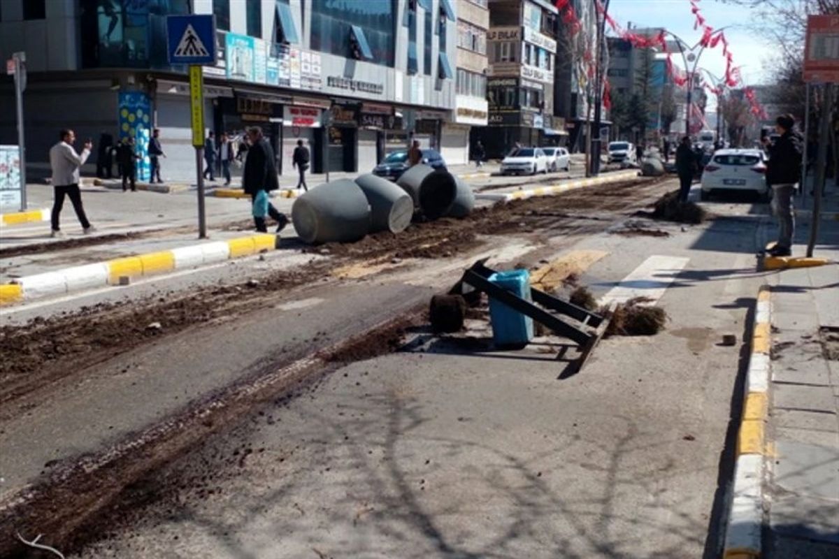 پلیس برای آرام کردن «وان» با ماشین آب‌پاش وارد شد