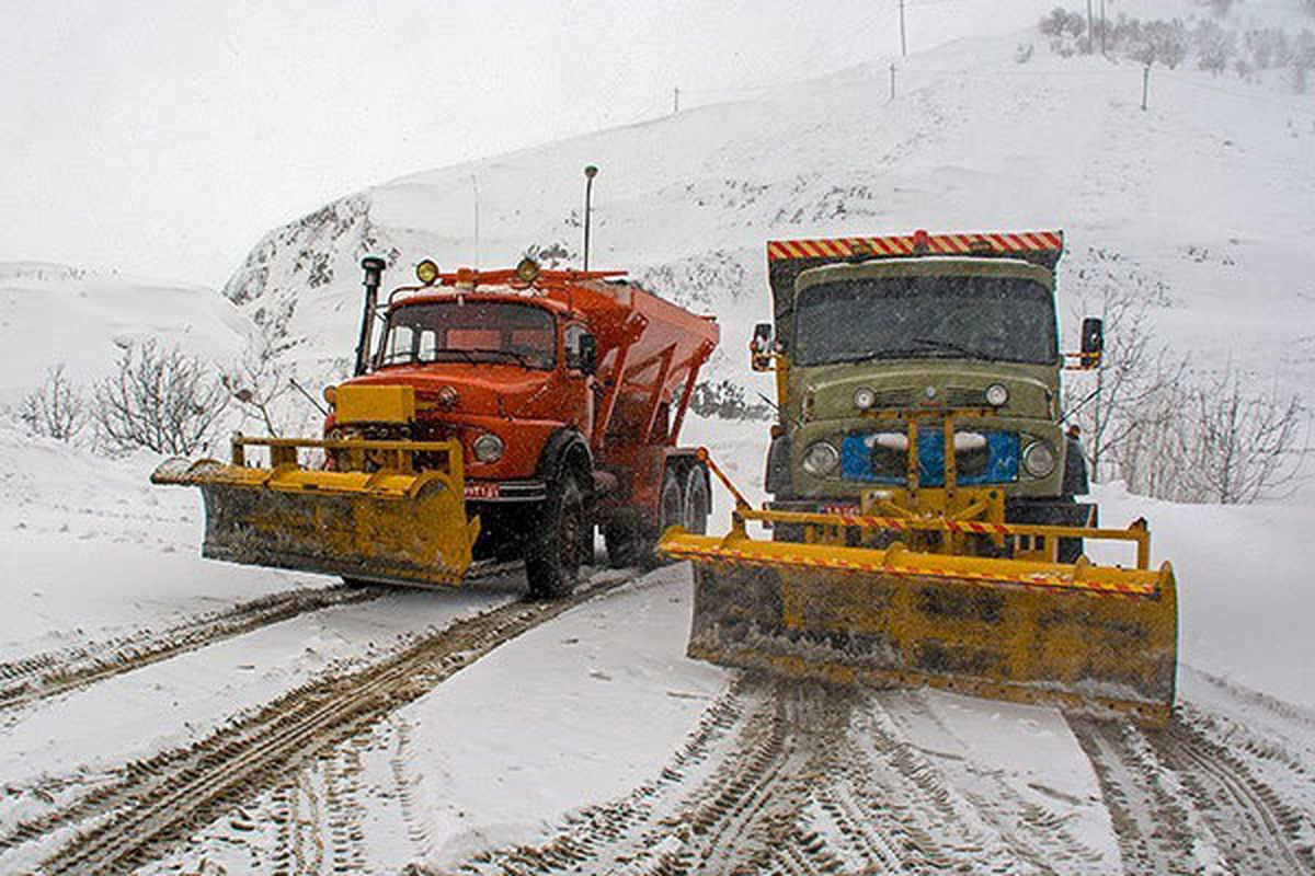 نیروهای راهداری در حال برفروبی و نمک‌پاشی محورها هستند